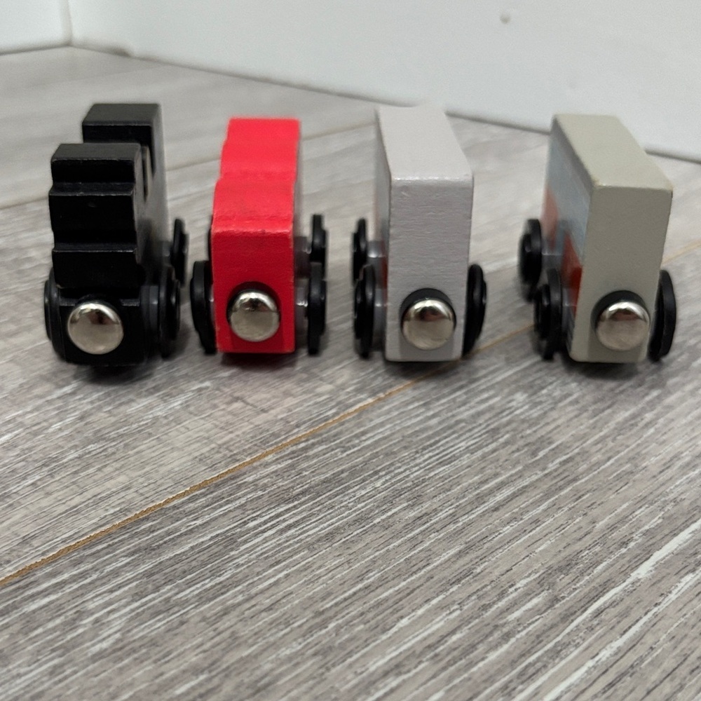 Lot of Wooden Magnet Trains - Picture 3 of 6